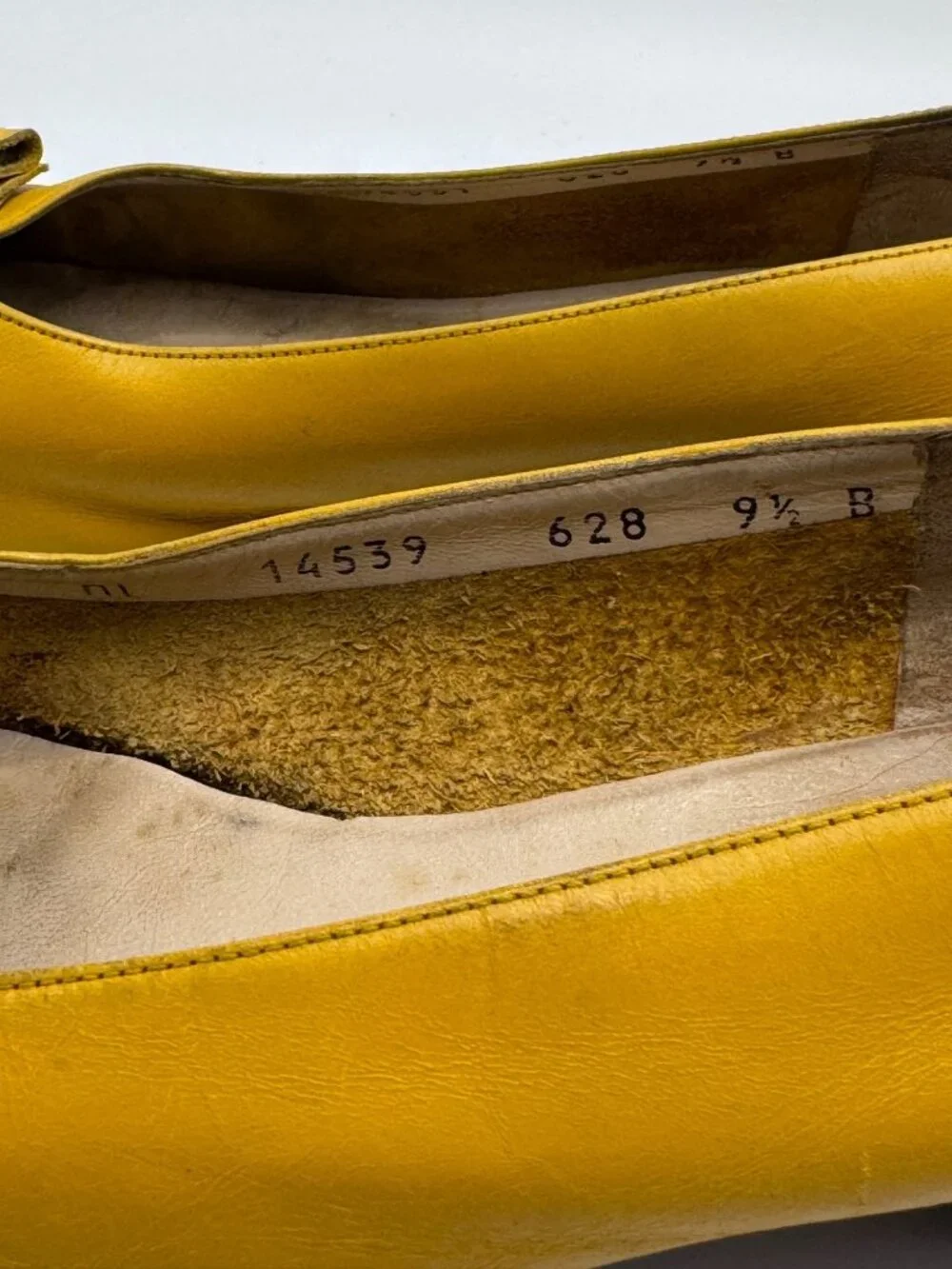 Salvatore Ferragamo Women’s Shoe Size 9.5 B Vtg Yellow Leather Flats Bow Accent - Picture 4 of 12